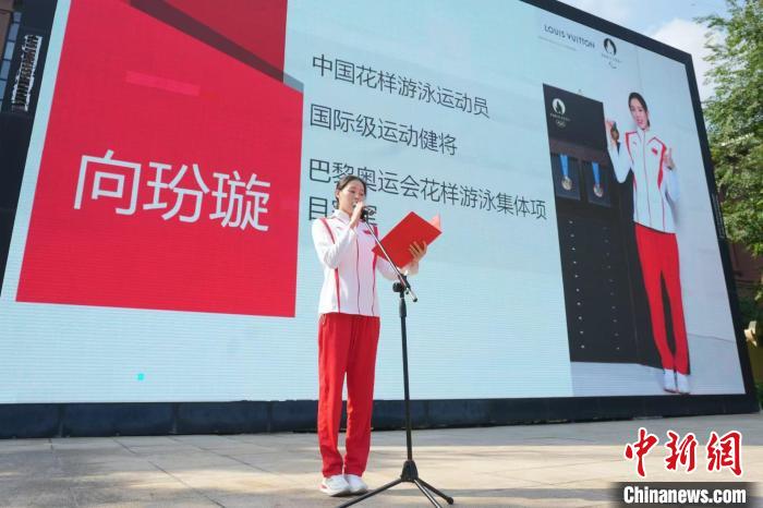 奥运冠军在成都校园开设特别体育课，分享中国