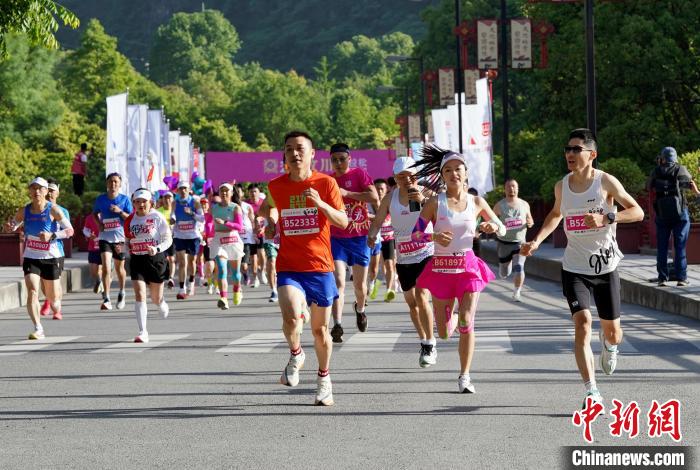 汶川半程马拉松赛开跑 跑者致敬生命传递希望