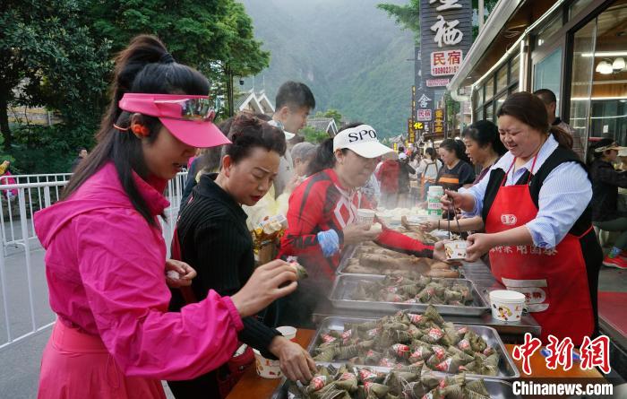 汶川半程马拉松赛开跑 跑者致敬生命传递希望