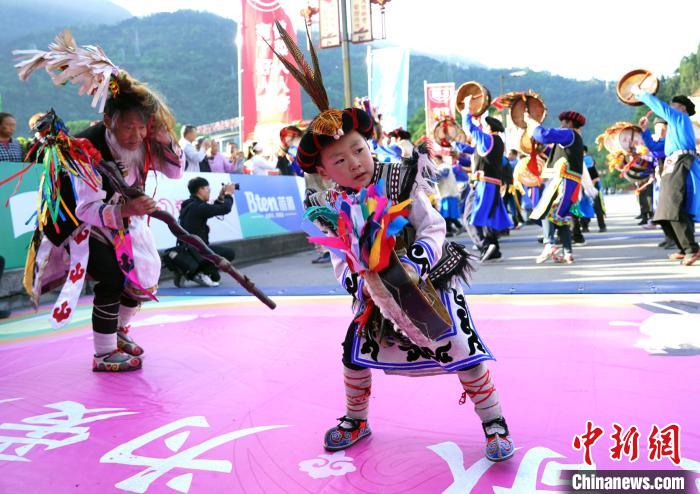 汶川半程马拉松赛开跑 跑者致敬生命传递希望