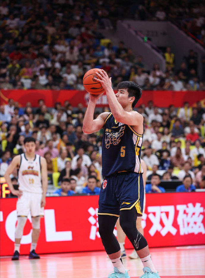 杜锋赛后言论引争议 陈家政遭弃用引发球迷不满