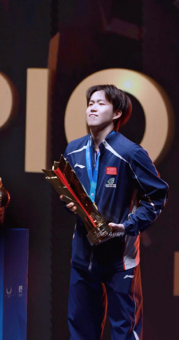 王楚钦夺冠瞬间萌态百出：挤眉小傲娇与奖杯松