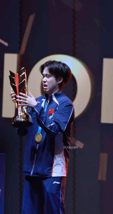 王楚钦夺冠瞬间萌态百出：挤眉小傲娇与奖杯松