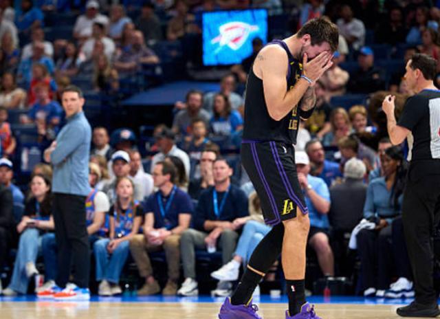 湖人惨败雷霆遭遇东契奇伤退，核心球员伤退影