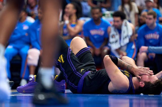 湖人惨败雷霆遭遇东契奇伤退，核心球员伤退影