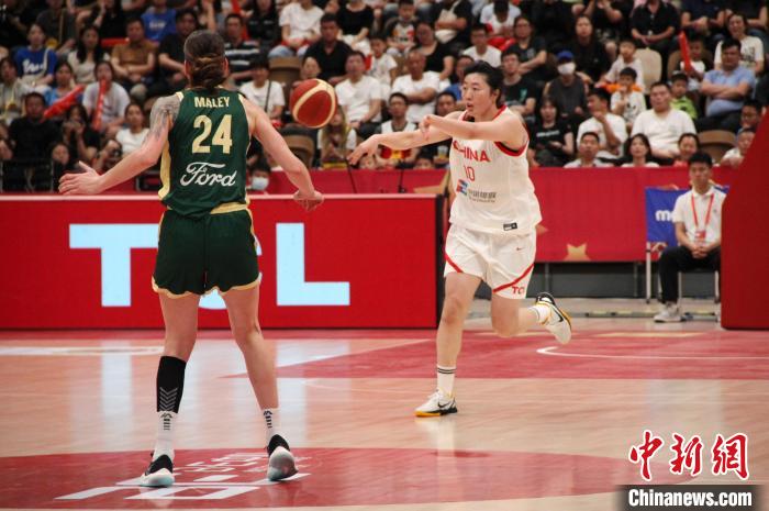 郑薇：很高兴看到队员不断提高，中国女篮在西