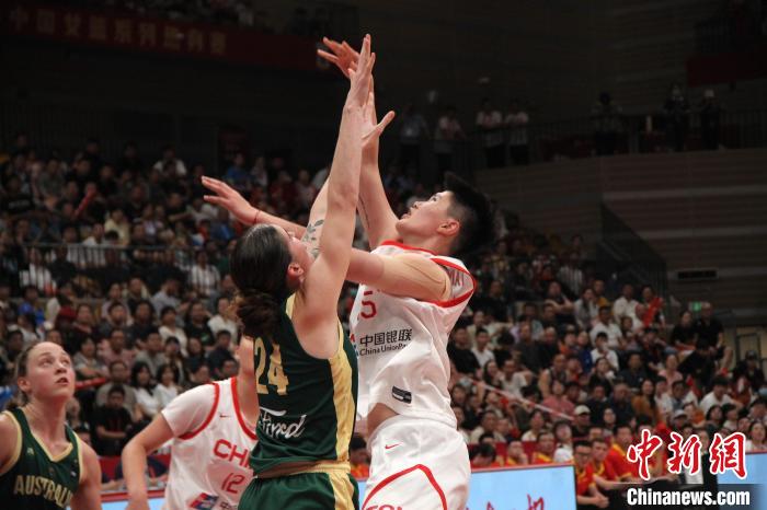 郑薇：很高兴看到队员不断提高，中国女篮在西