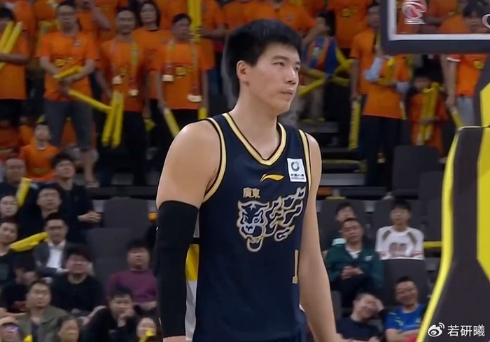 焦泊乔重返广东宏远训练营 球迷热议其状态调整